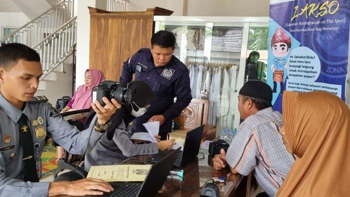 Petugas Imigrasi melayani masyarakat